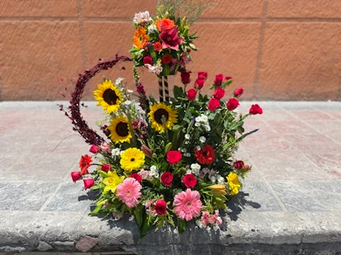 Topiario de rosas y girasoles.