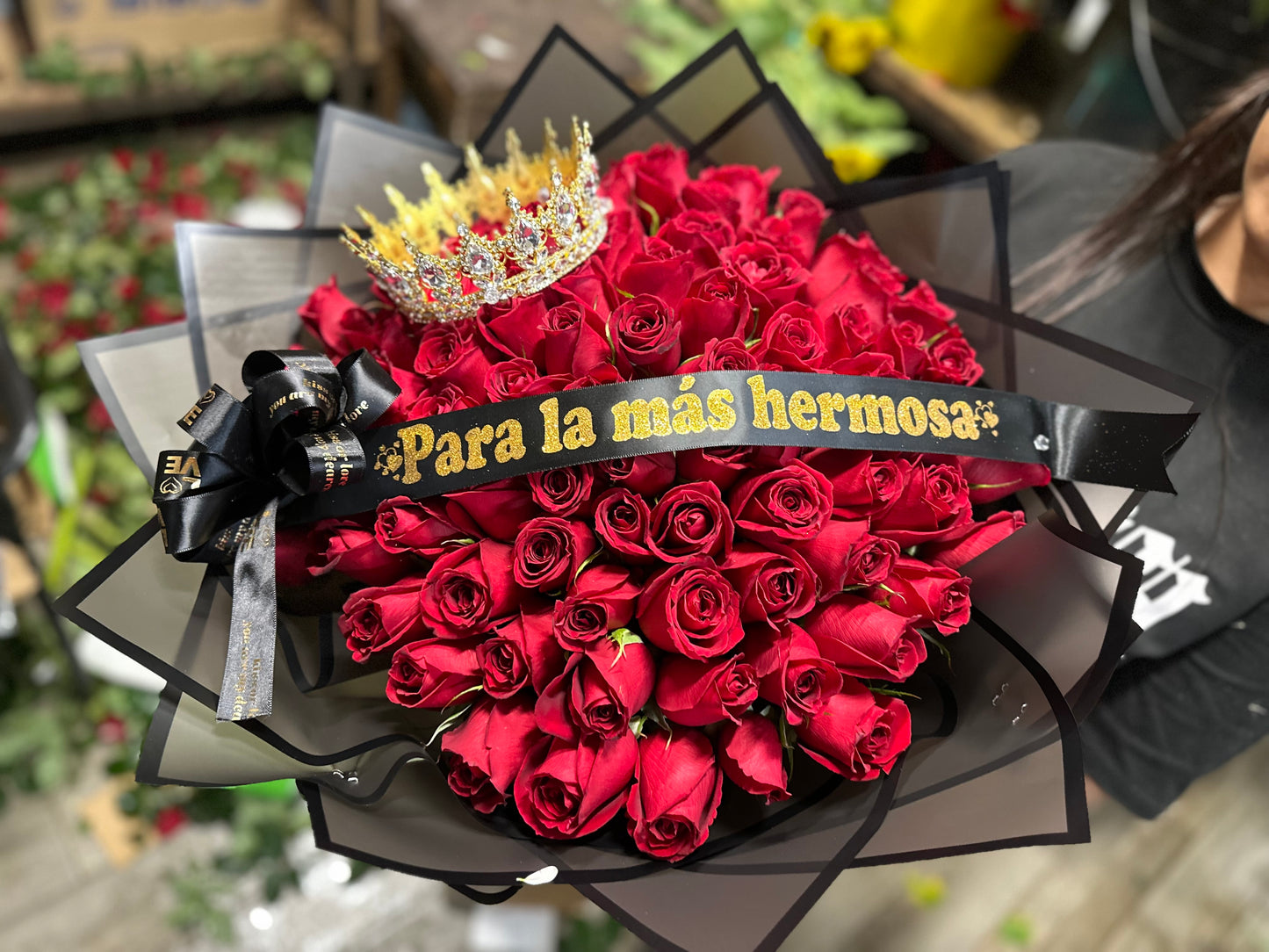 100 rosas rojas con corona grande y liston