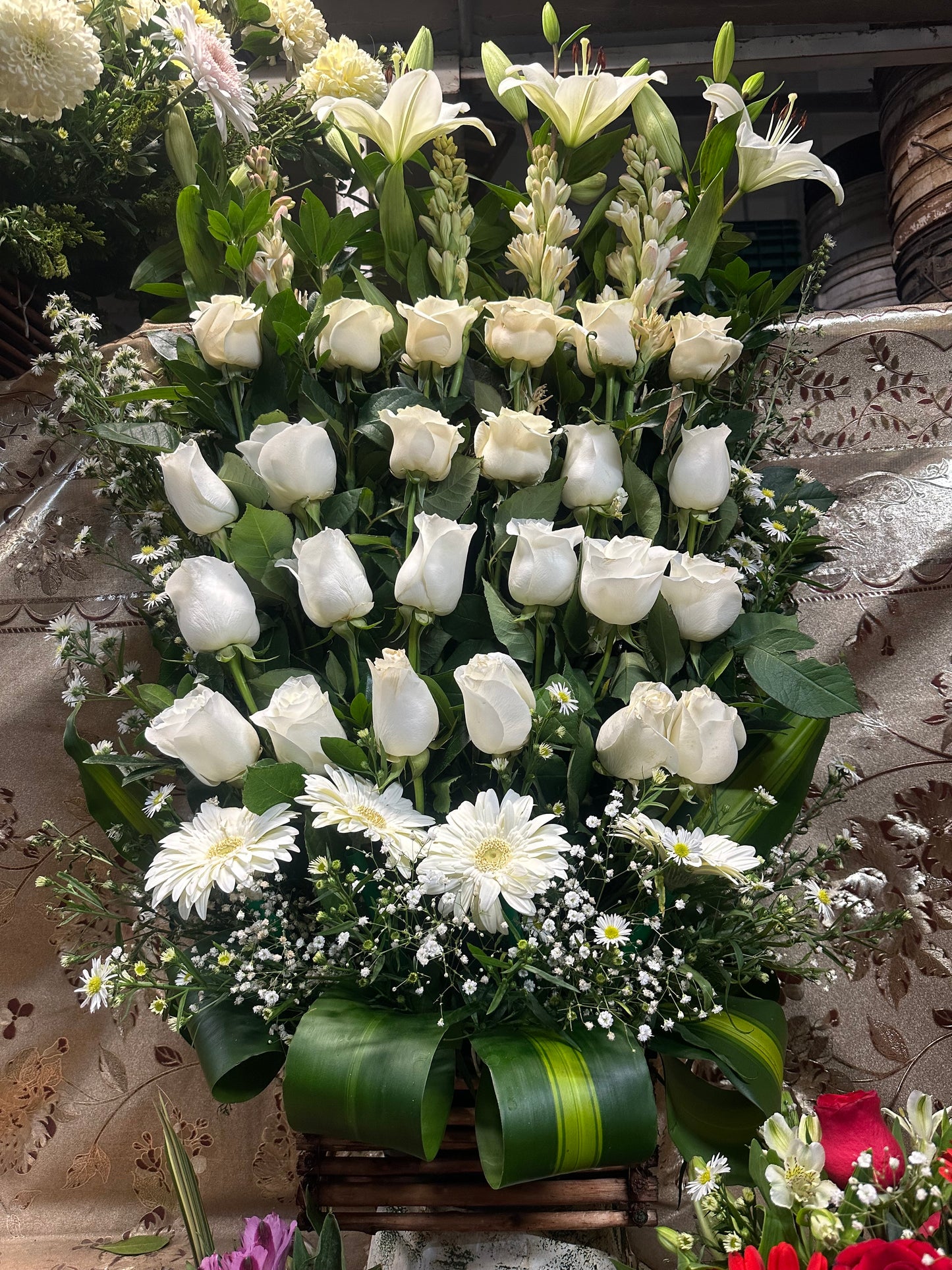 Escalera de rosas blancas.