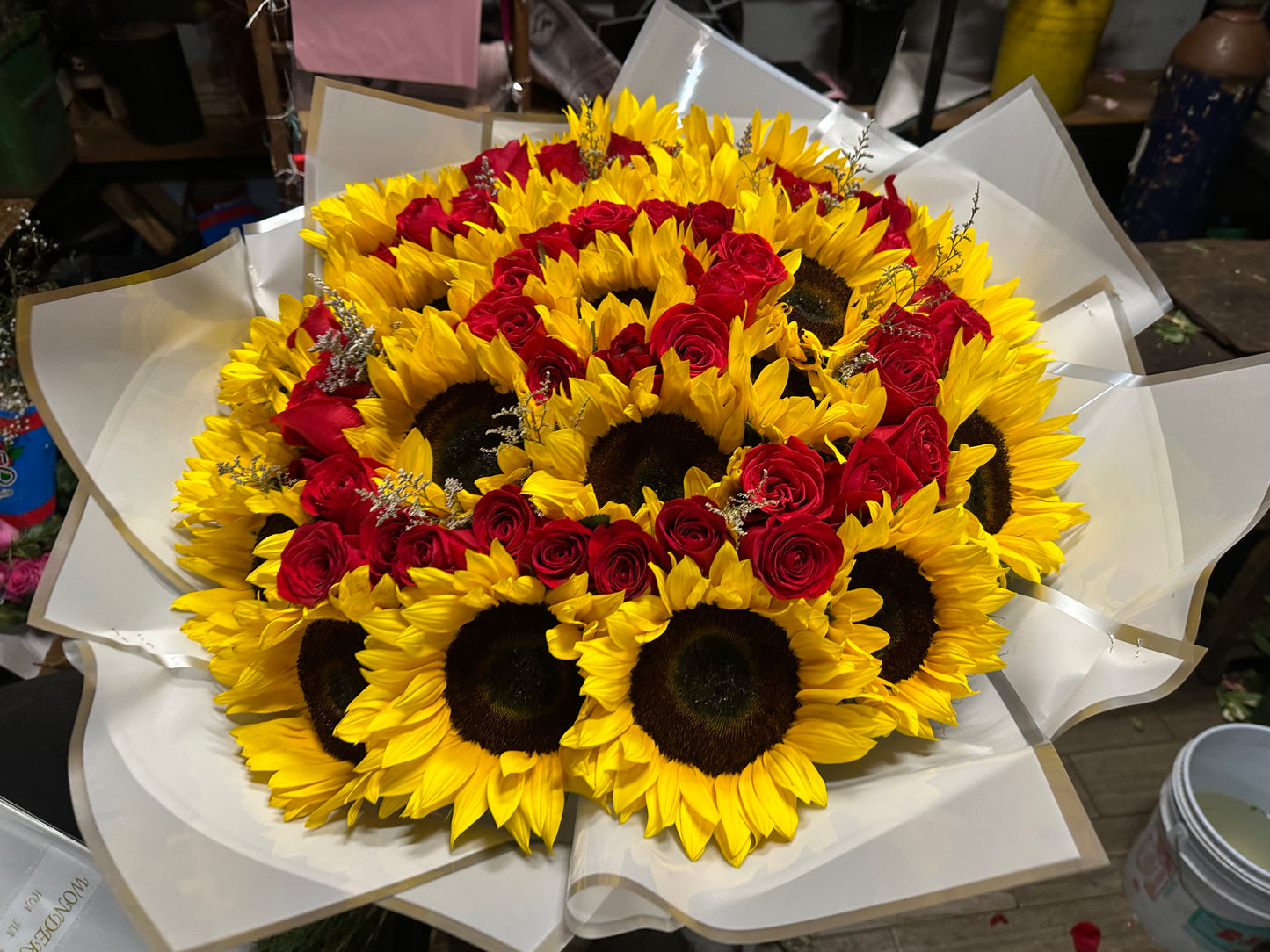 50 rosas y 20 girasoles