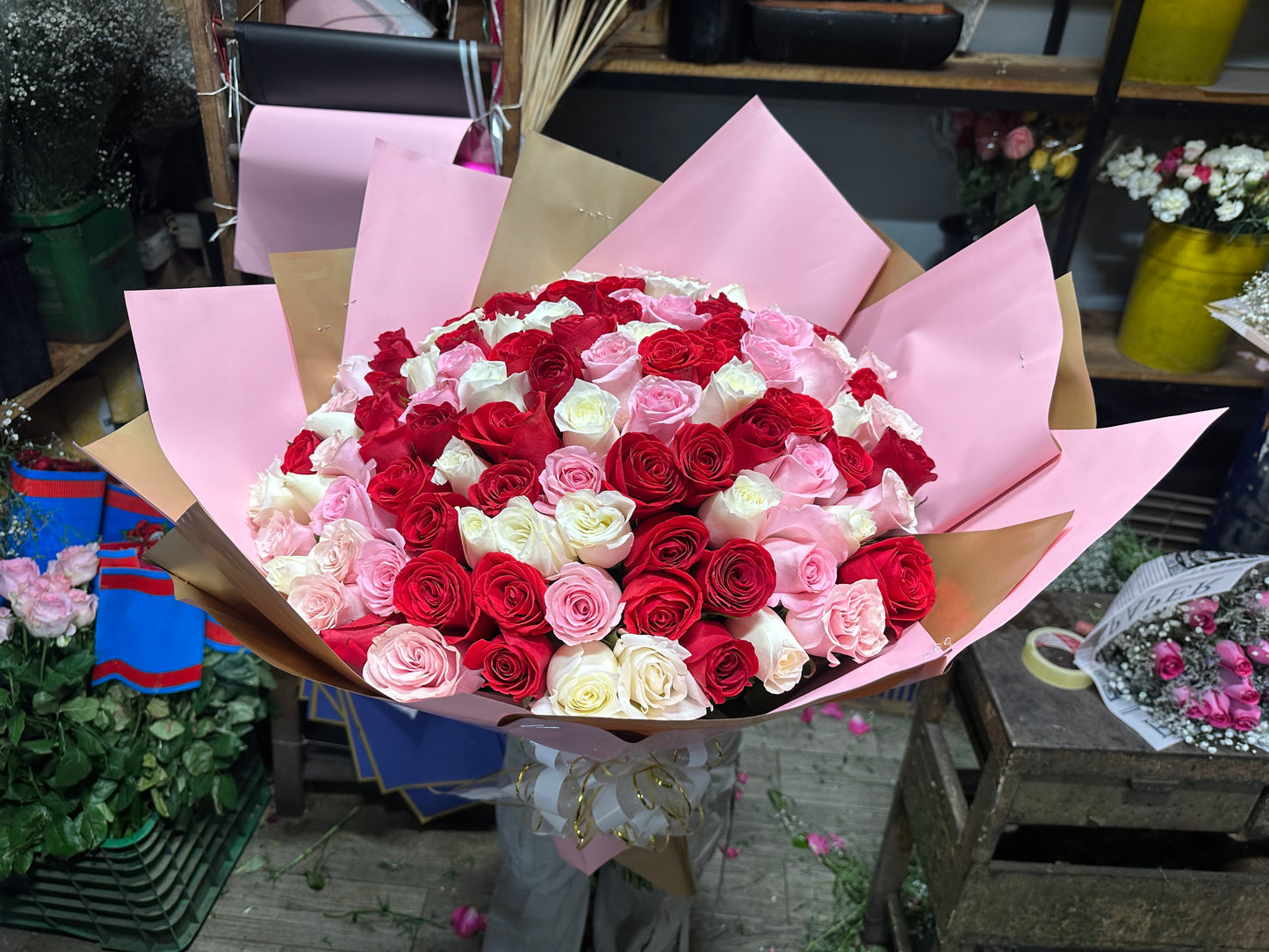 Ramo de 100 rosas 3 tonos