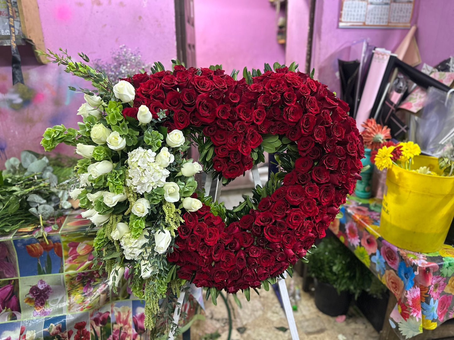 Corazón tupido de rosas.