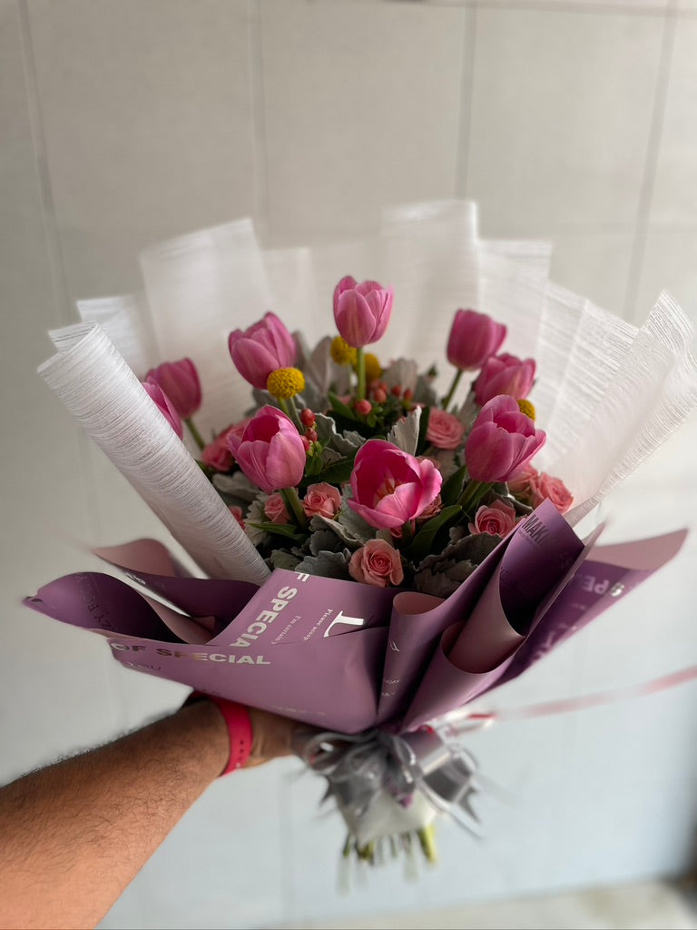 Ramo de 10 tulipanes adornados