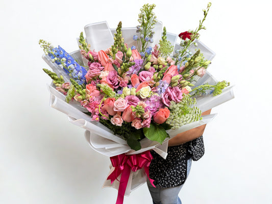 Ramo de flores finas y delfinium