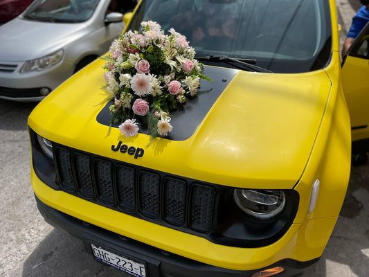 Arreglo de coche mediano con rosas.