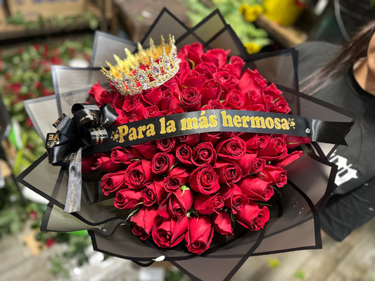 100 rosas rojas con corona grande y liston