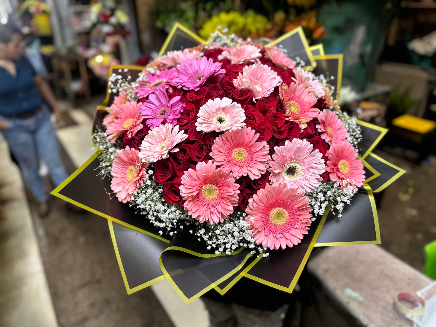 100 rosas rojas 24 Gerberas