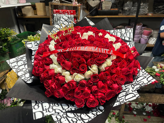 Ramo de rosas con corazón blanco