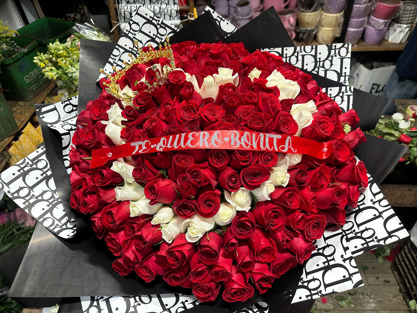 Ramo de rosas con corazón blanco
