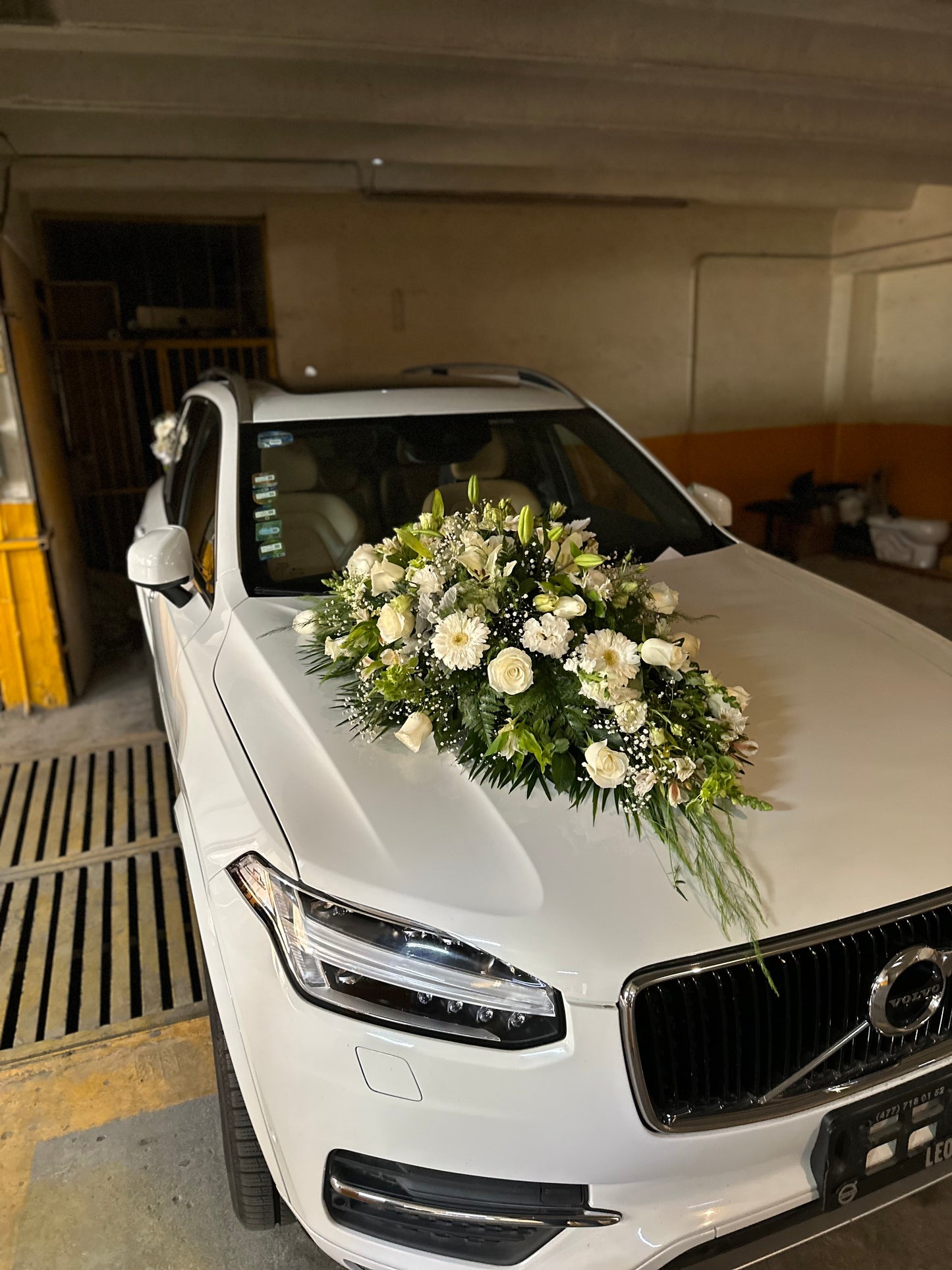 Arreglo coche blanco de rosas grande.