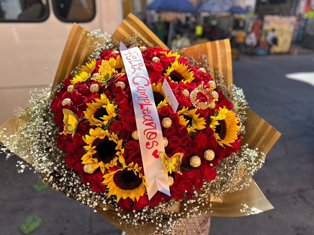 Ramo buchon de rosas rojas y girasol.