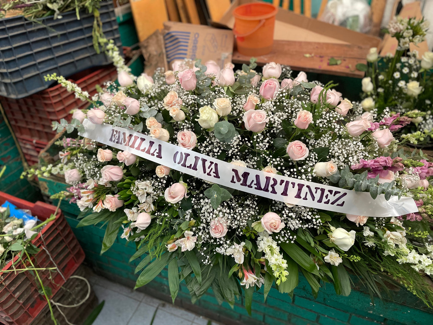 Ofrenda grande de rosas