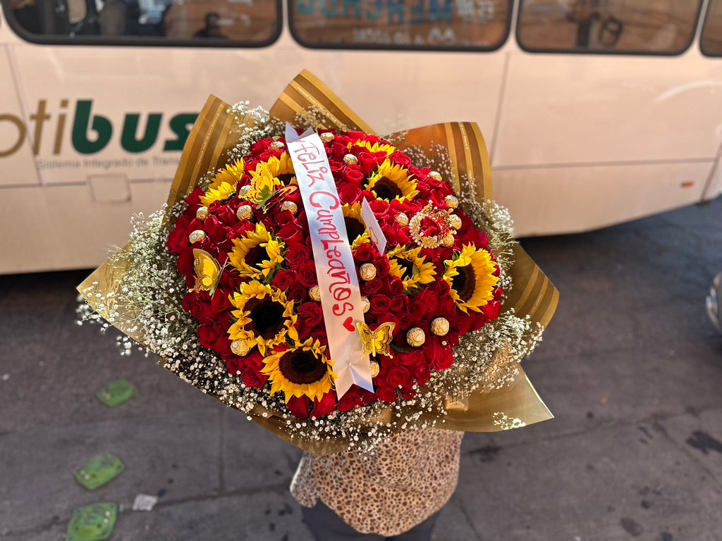 Ramo buchon de rosas rojas y girasol.