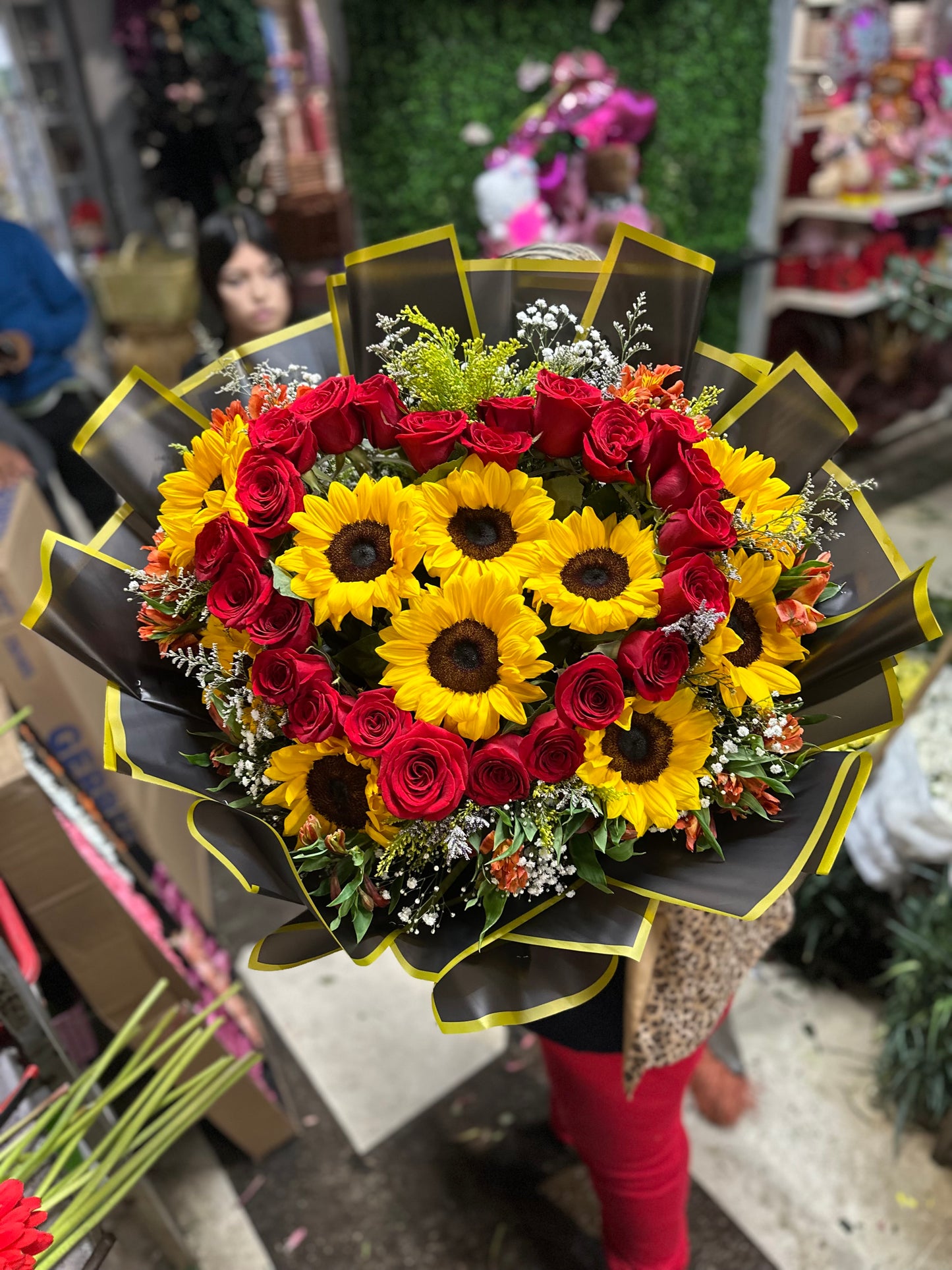 Ramo de corazón rojo y girasoles