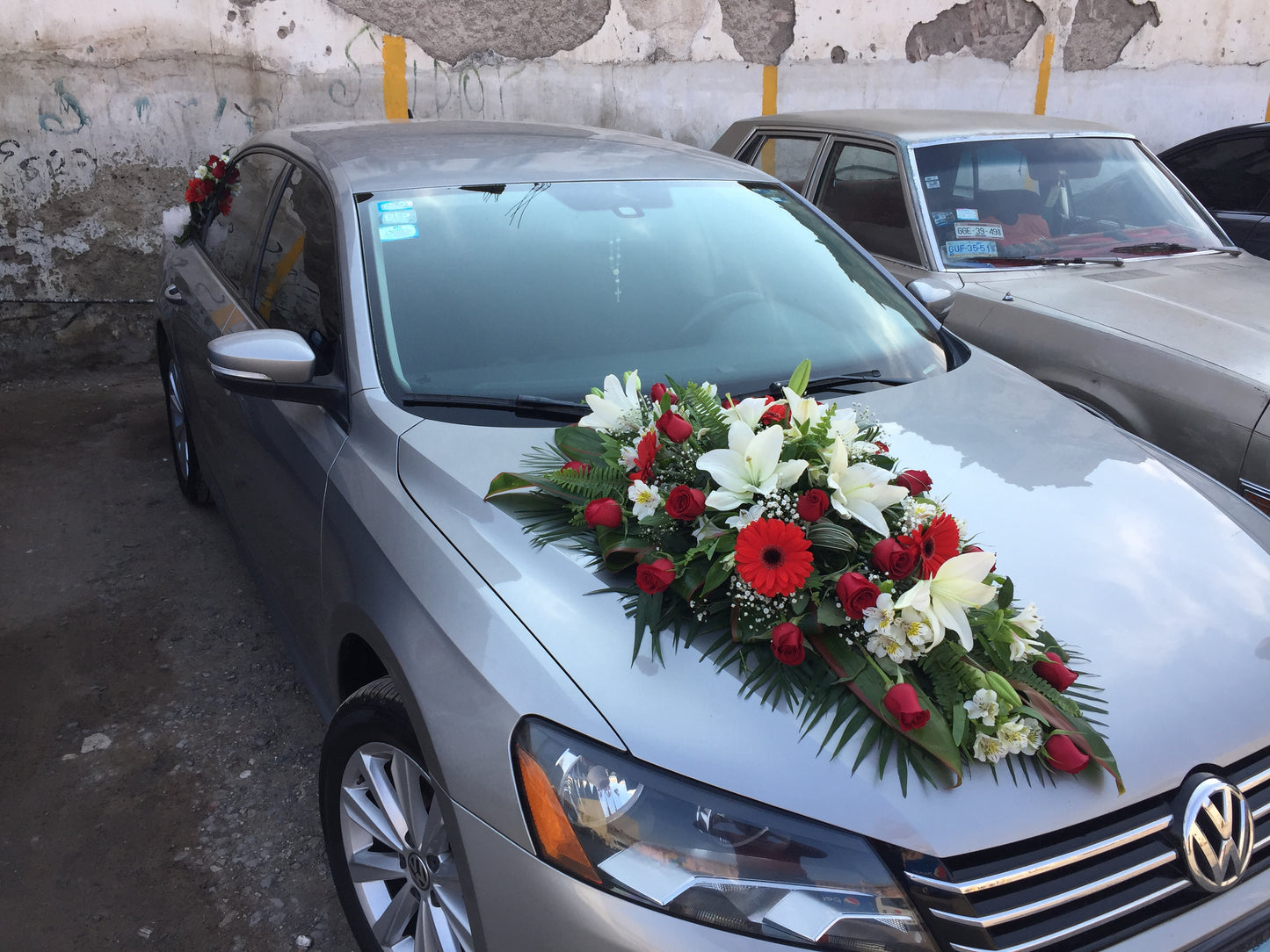 Arreglo de coche rosas rojas.