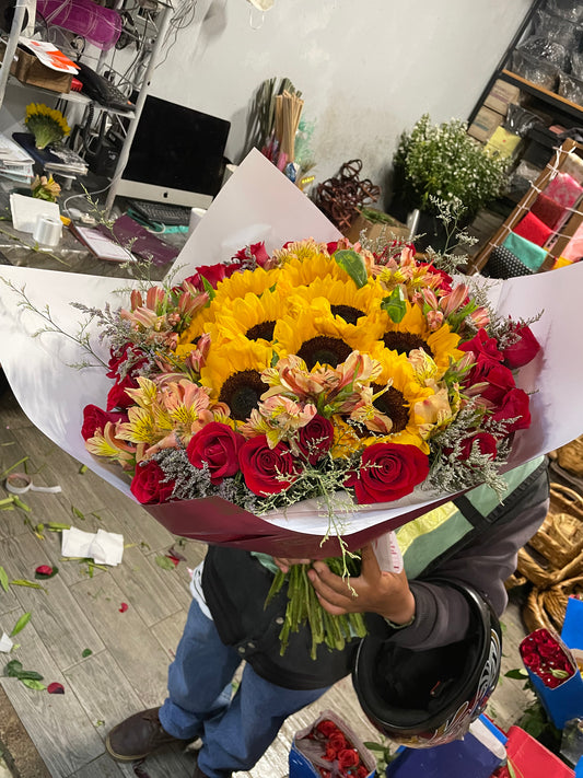 Ramo de 10 girasol y 24 rosas