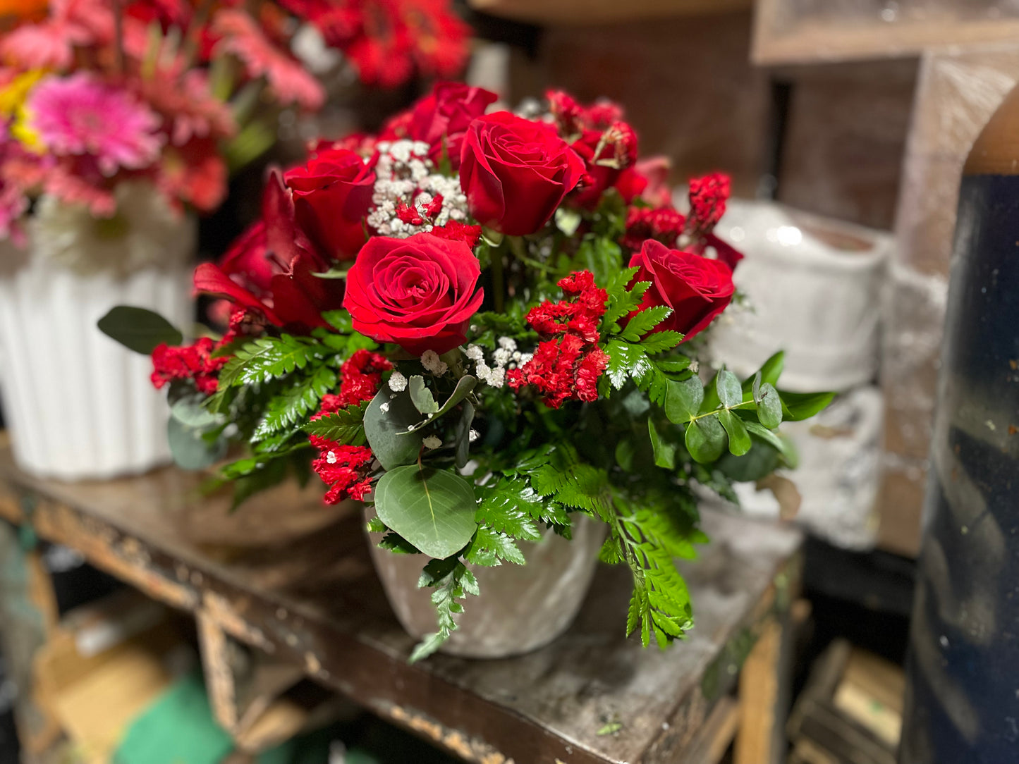 Detalle rosas rojas cerámica