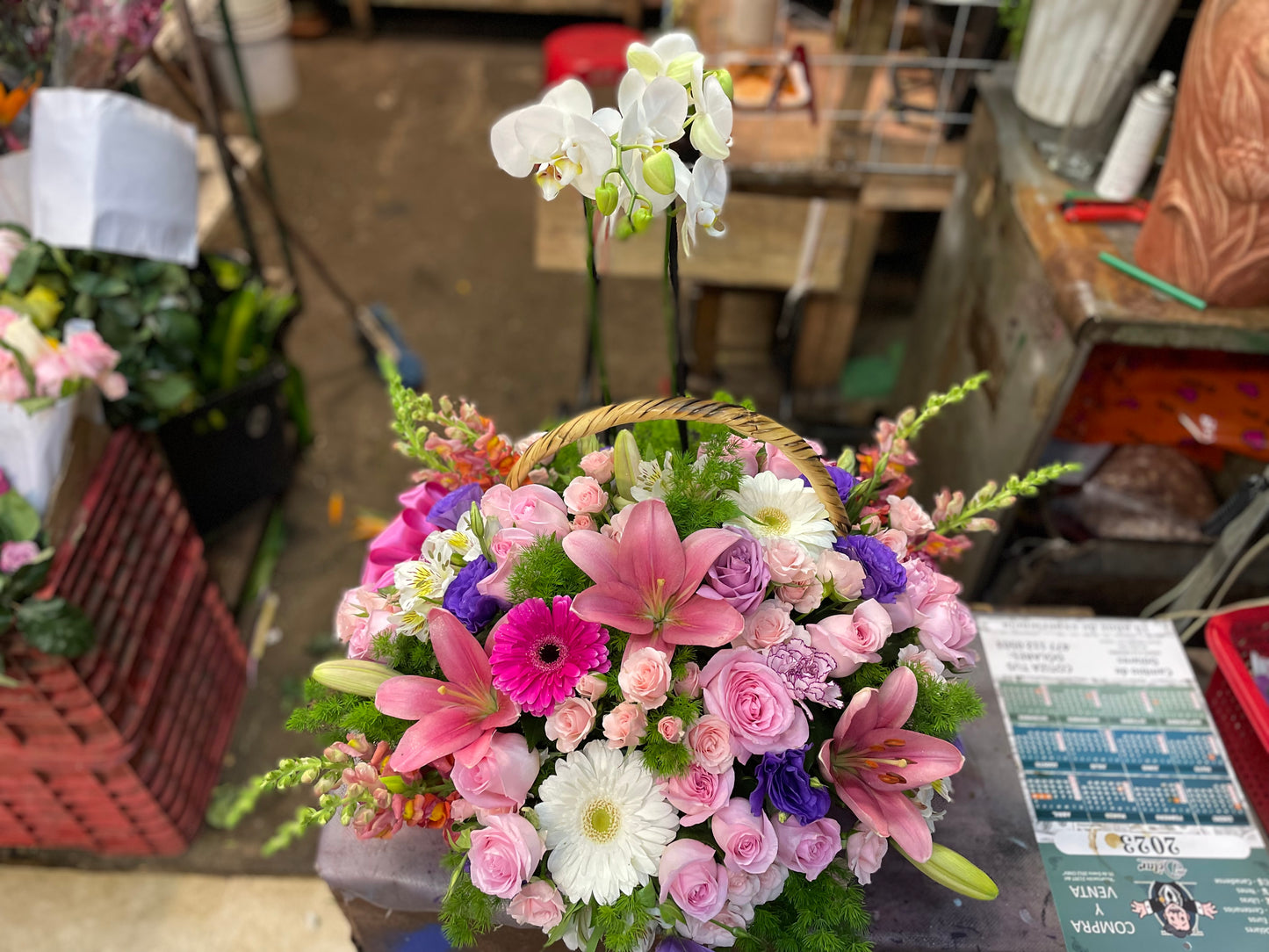 Canasta orquídeas y rosas