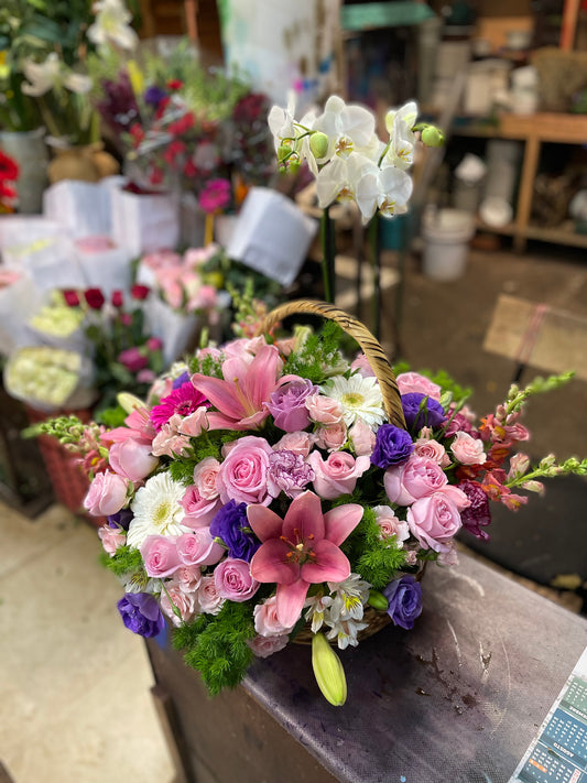 Canasta orquídeas y rosas