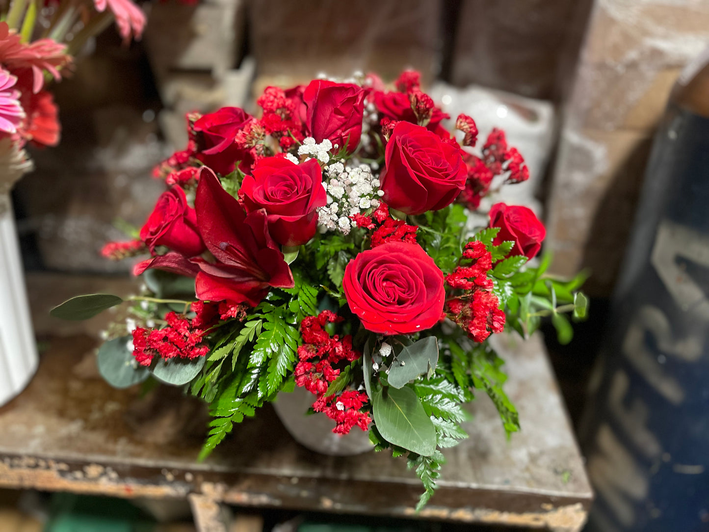 Detalle rosas rojas cerámica