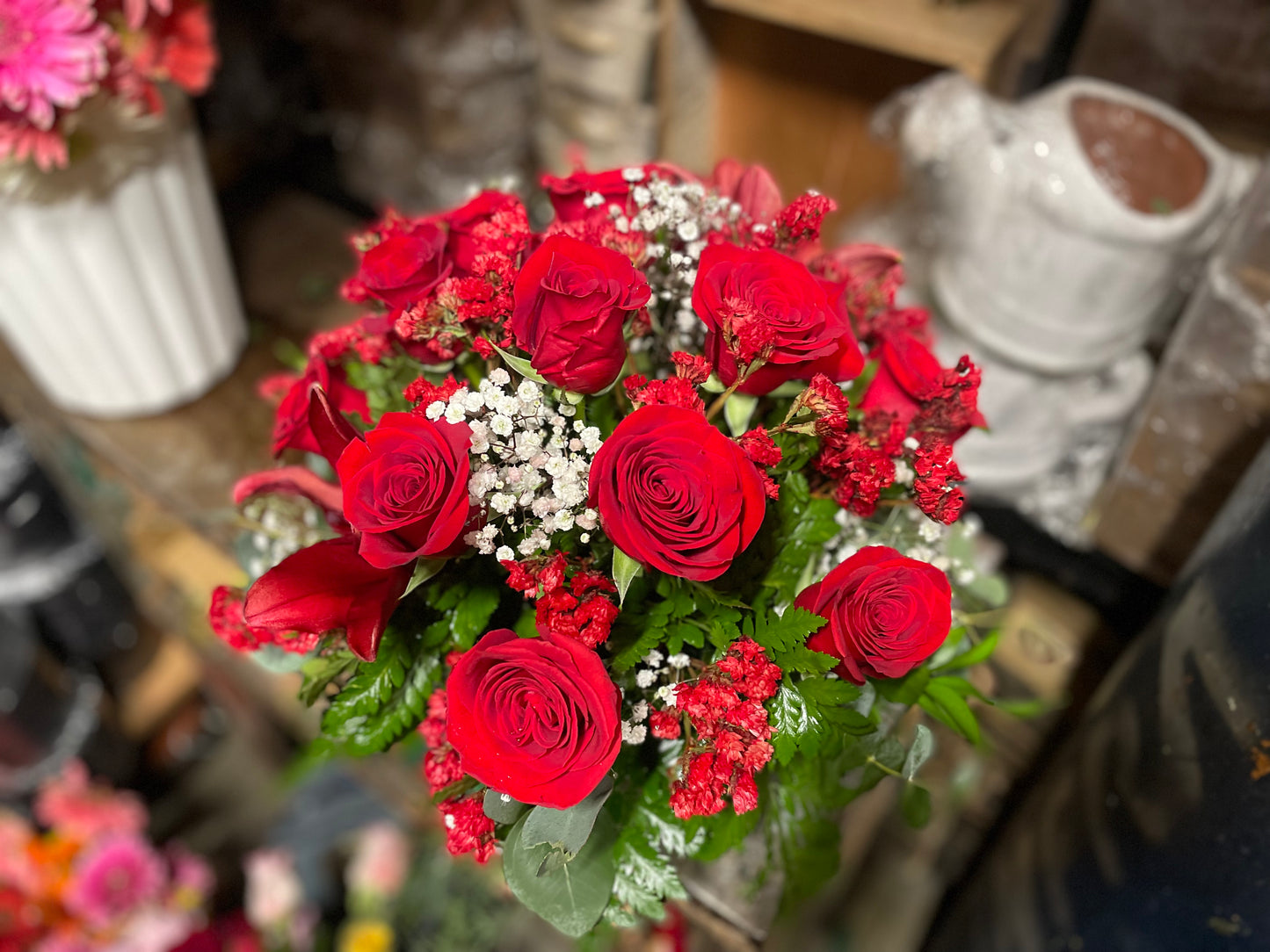 Detalle rosas rojas cerámica